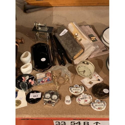 863 - A GROUP OF COLLECTABLES TO INCLUDE PURSE, GLOVES, GLASS CASE, DECANTER LABELS ETC