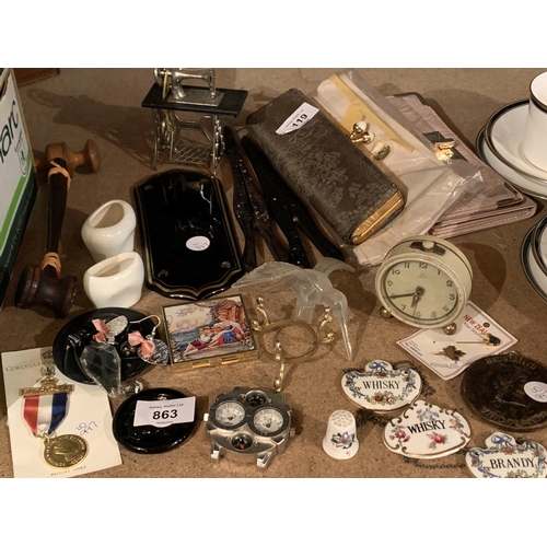 863 - A GROUP OF COLLECTABLES TO INCLUDE PURSE, GLOVES, GLASS CASE, DECANTER LABELS ETC