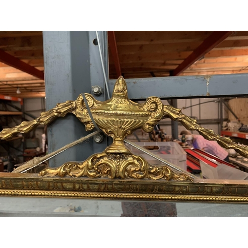 895 - AN ORNATE GILT FRAMED MIRROR WITH A LANDSCAPE ORIENTATION