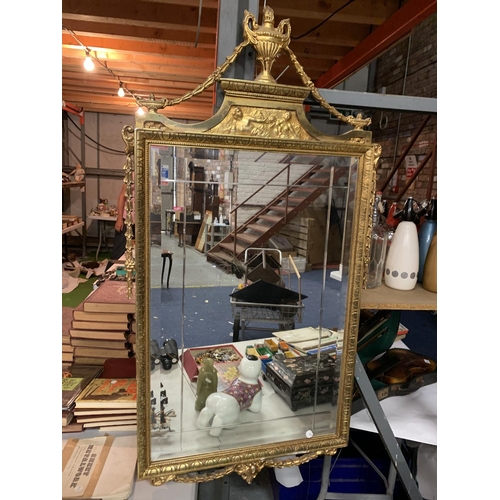 895A - AN ORNATE GILT FRAMED MIRROR