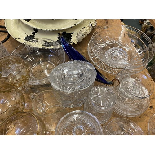 814 - A LARGE COLLECTION OF GLASS TO INCLUDE DECANTERS, GLASSES, LARGE BOWLS ETC