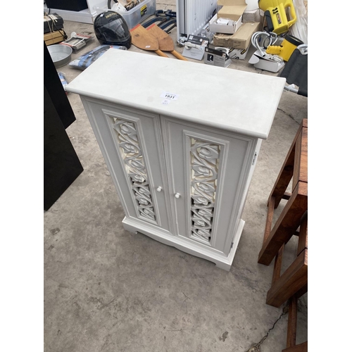 1931 - A SMALL DECORATIVE WHITE CABINET WITH TWO DOORS