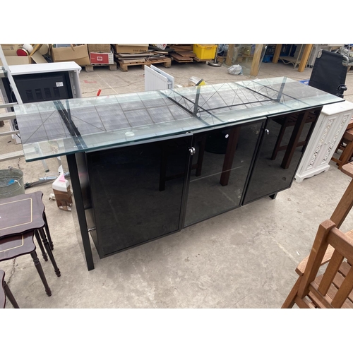 1932 - A MODERN BLACK SIDEBOARD WITH THREE DOORS AND GLASS TOP