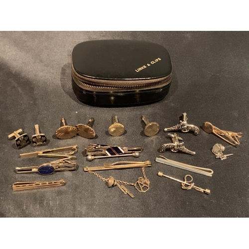 520 - A LINKS AND CLIPS OVAL CASE CONTAINING VARIOUS TIE PINS, CLIPS AND CUFF LINKS