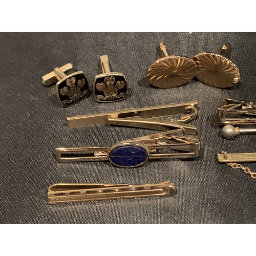 520 - A LINKS AND CLIPS OVAL CASE CONTAINING VARIOUS TIE PINS, CLIPS AND CUFF LINKS