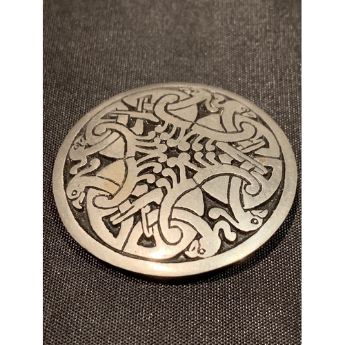 526 - AN ARTS AND CRAFTS PEWTER BROOCH