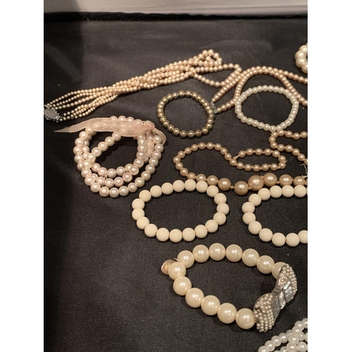 542 - A QUANTITY OF PEARL NECKLACES