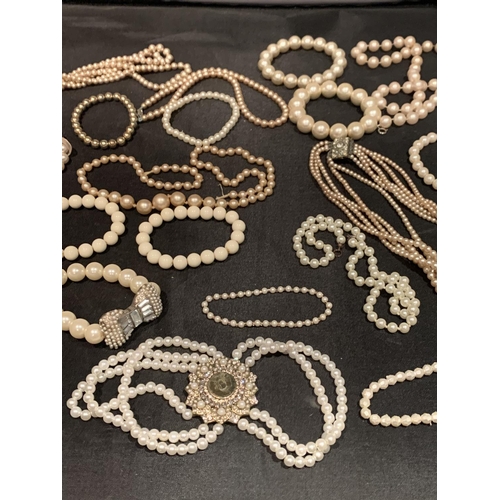 542 - A QUANTITY OF PEARL NECKLACES