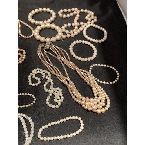 542 - A QUANTITY OF PEARL NECKLACES