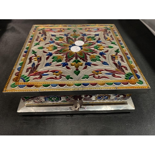 543 - A DECORATIVE BOX CONTAINING A LARGE QUANTITY OF COSTUME JEWELLERY