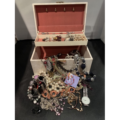 569 - A JEWELLERY BOX AND CONTENTS