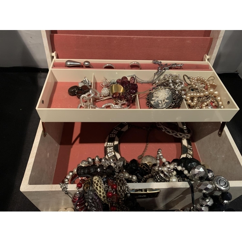 569 - A JEWELLERY BOX AND CONTENTS