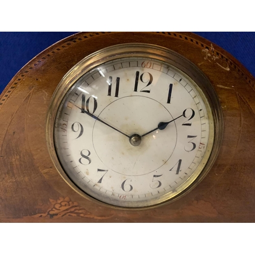 20 - A WOODEN MANTLE CLOCK WITH INLAY DETAIL AND BRASS FACE SURROUND