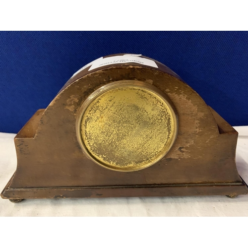 20 - A WOODEN MANTLE CLOCK WITH INLAY DETAIL AND BRASS FACE SURROUND