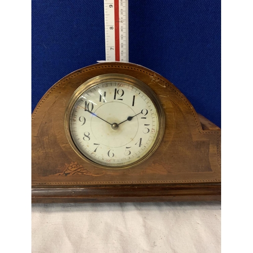 20 - A WOODEN MANTLE CLOCK WITH INLAY DETAIL AND BRASS FACE SURROUND