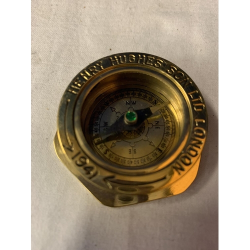 22 - A HENRY HUGHES SON LTD BRASS COMPASS MADE FOR THE ROYAL NAVY AND DATED 1941 TO INCLUDE A WOODEN PRES... 