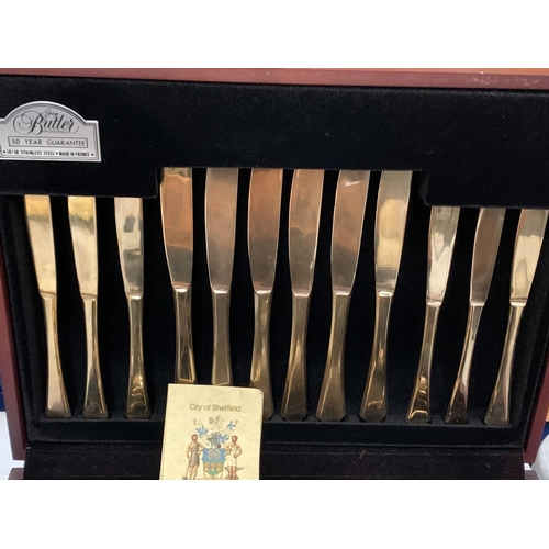 33 - A COLLECTION OF GEORGE BUTLER SHEFFIELD STEEL FLATWARE TO INCLUDE WOODEN PRESENTATION BOX