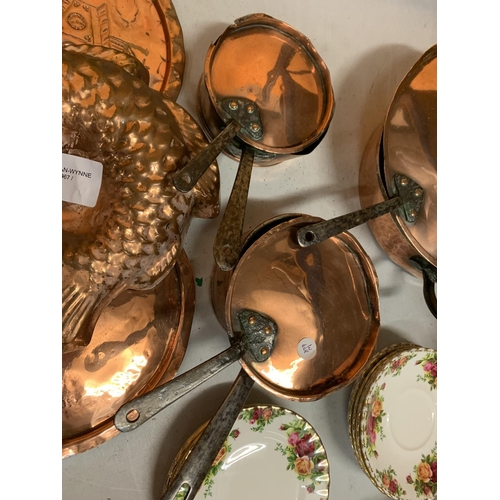 43 - A QUANTITY OF VINTAGE BRASS COOKWARE TO INCLUDE PANS, A SKILLET AND A FISH MOULD