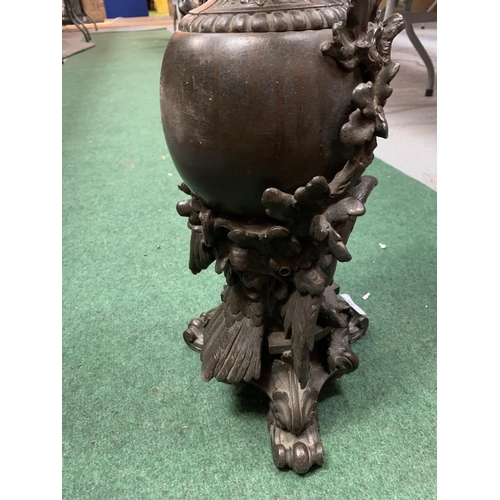 58 - A BRONZE OIL LAMP WITH DECORATIVE DETAIL OF AN EAGLE AND AN ORNATE GLASS SHADE AND FUNNEL