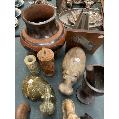 102 - A SELECTION OF WOODEN AND POTTERY ITEMS TO INCLUDE CARVED ANIMALS