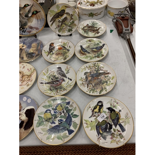 134 - A LARGE ASSORTMENT OF COLLECTABLE PLATES TO INCLUDE ROYAL WORCESTER ETC