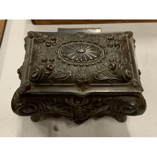 145 - AN ORNATE HINGED METAL TRINKET BOX TO INCLUDE  CONTENTS