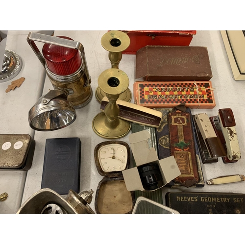 165 - AN ASSORTMENT OF VINTAGE COLLECTABLES TO INCLUDE CANDLESTICKS, LAMP, CLOCK, MINCER, PENKNIFE, COLOUR... 