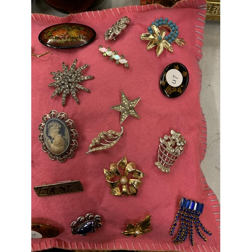 169 - A QUANTITY OF BROOCHES TO INCLUDE CAMEOS ON A PINK FELT CUSHION