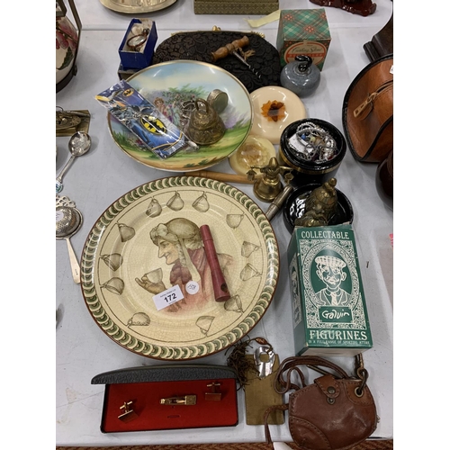 172 - AN ECLECTIC SELECTION OF VINTAGE ITEMS TO INCLUDE A ROYAL DOULTON DECORATIVE PLATE