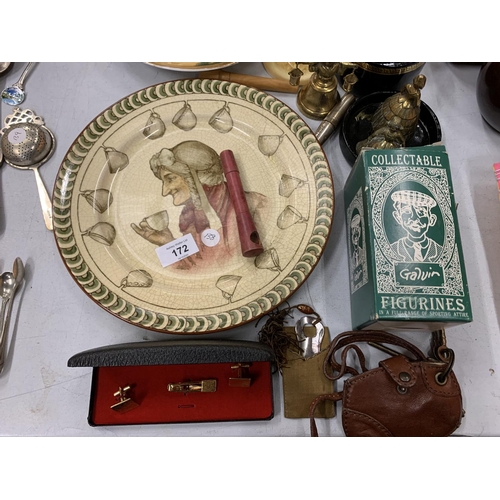 172 - AN ECLECTIC SELECTION OF VINTAGE ITEMS TO INCLUDE A ROYAL DOULTON DECORATIVE PLATE