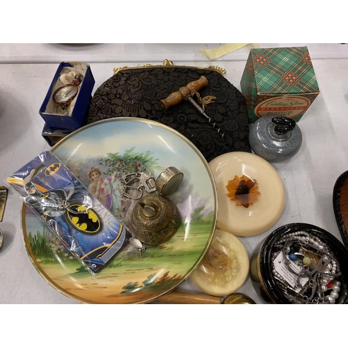 172 - AN ECLECTIC SELECTION OF VINTAGE ITEMS TO INCLUDE A ROYAL DOULTON DECORATIVE PLATE