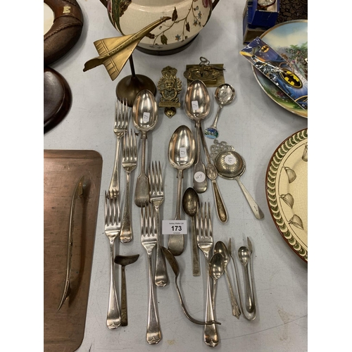 173 - AN ASSORTMENT OF SILVER PLATE AND BRASS ITEMS