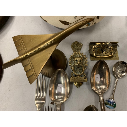 173 - AN ASSORTMENT OF SILVER PLATE AND BRASS ITEMS