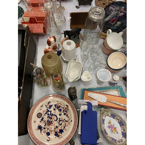 180 - A LARGE QUANTITY OF VARIOUS COLLECTABLE ITEMS TO INCLUDE GLASSWARE, CERAMICS ETC