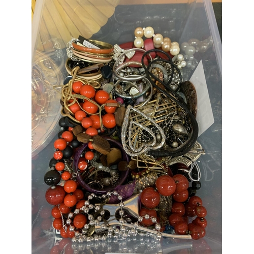 186 - A LARGE QUANTITY OF ASSORTED COSTUME JEWELLERY