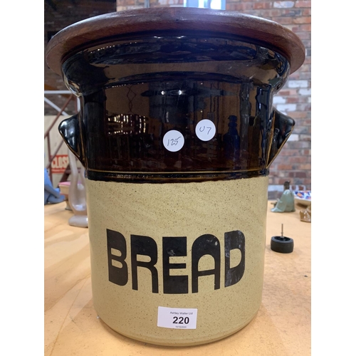 220 - A LARGE STONEWARE BREAD BIN WITH WOODEN LID