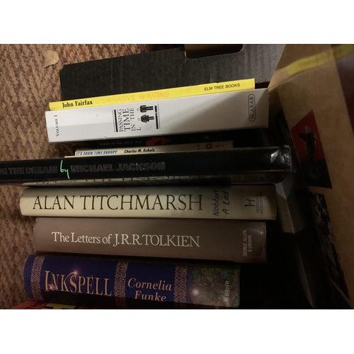 225 - A QUANTITY OF BOOKS TO INCLUDE TOWN TOURS OF BRITAIN, ALAN TITCHMARSH, 