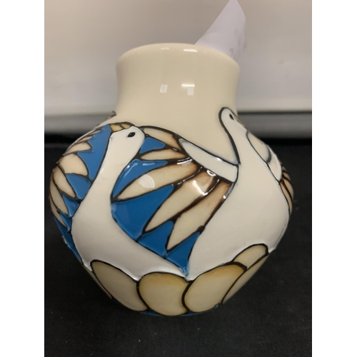 716 - A MOORCROFT SIX GEESE LAYING 3 INCH VASE