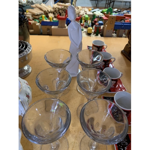 250 - A SELECTION OF CERAMICS AND GLASSWARE TO INCLUDE RETRO BETTY BOOP CUPS AND SAUCERS ETC