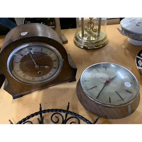 253 - AN ASSORTMENT OF FIVE CLOCKS TO INCLUDE VINTAGE AND RETRO