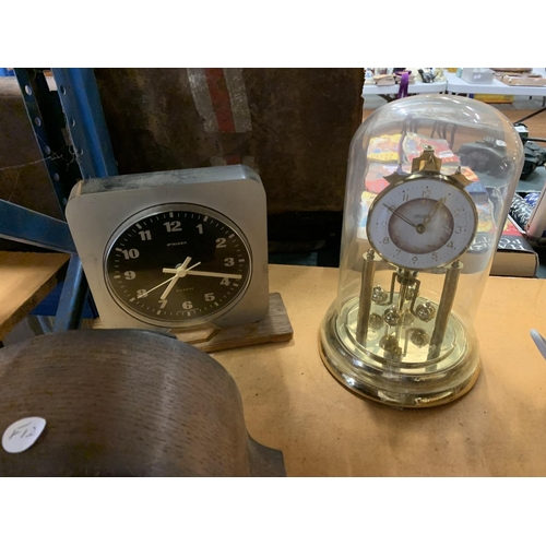 253 - AN ASSORTMENT OF FIVE CLOCKS TO INCLUDE VINTAGE AND RETRO