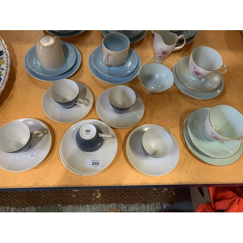 255 - AN ASSORTMENT OF CERAMIC WARE IN VARYING SHADES OF BLUE TO INCLUDE BRANKSOME CHINA