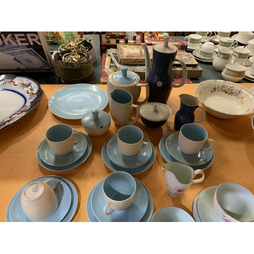 255 - AN ASSORTMENT OF CERAMIC WARE IN VARYING SHADES OF BLUE TO INCLUDE BRANKSOME CHINA