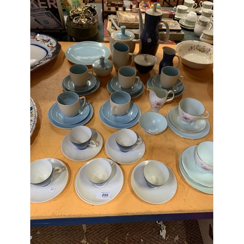 255 - AN ASSORTMENT OF CERAMIC WARE IN VARYING SHADES OF BLUE TO INCLUDE BRANKSOME CHINA