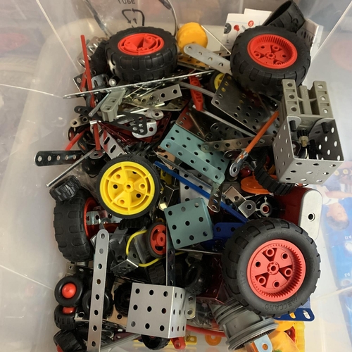 268 - A SELECTION OF VARIOUS MECCANO