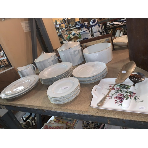 285 - AN ASSORTMENT OF CHINA TO INCLUDE A VILLEROY & BOSCH SQUARE PLATTER AND SOME SILVERPLATE