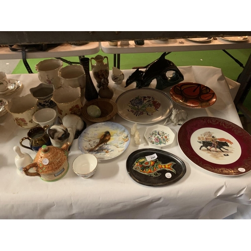 290 - A SELECTION OF CERAMIC WARE TO INCLUDE TWO POOLE POTTERY DOLPHIN ORNAMENTS ETC