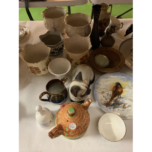 290 - A SELECTION OF CERAMIC WARE TO INCLUDE TWO POOLE POTTERY DOLPHIN ORNAMENTS ETC