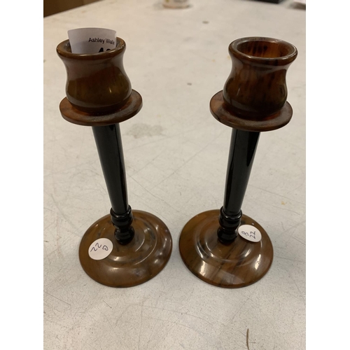 424 - A PAIR OF TORTOISE SHELL EFFECT CANDLE STICKS