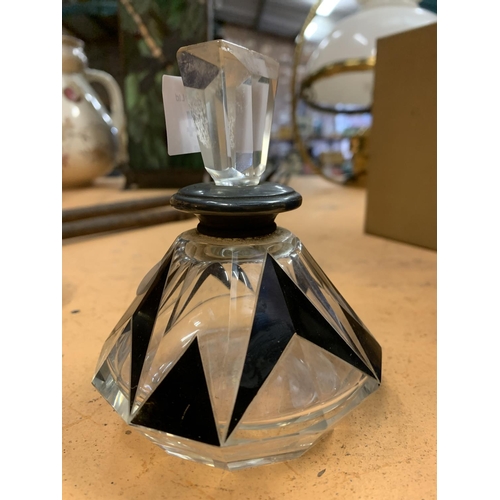 444 - AN ART DECO GLASS PERFUME BOTTLE WITH STOPPER AND BLACK GLASS DETAIL